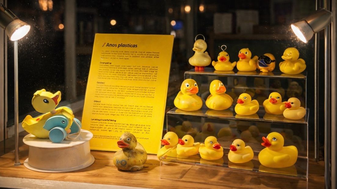Een etalage vol met badeendjes in diverse vormen en maten.