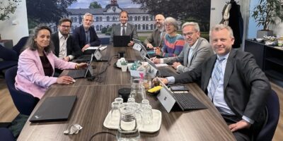 De formerende partijen in Voorschoten PRO D66 en VVD aan de vergadertafel.