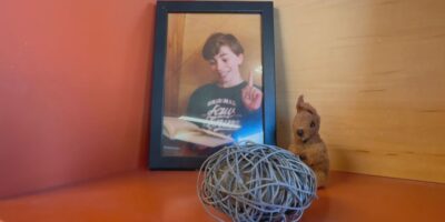 Een foto in de school van de verongelukte Nino.