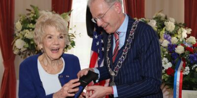 Robberta Enschede legpenning gemeente Wassenaar burgemeester de Lange