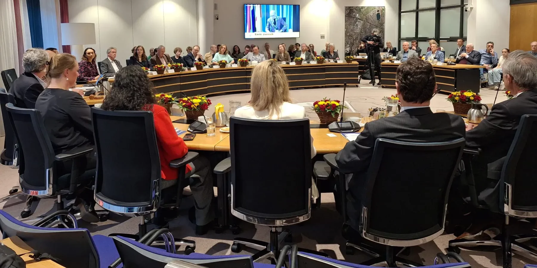 De raadszaal in Oegstgeest gevuld met alle raadsleden