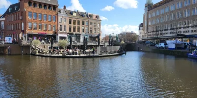 De gracht voor het restaurant Annie's in Leiden