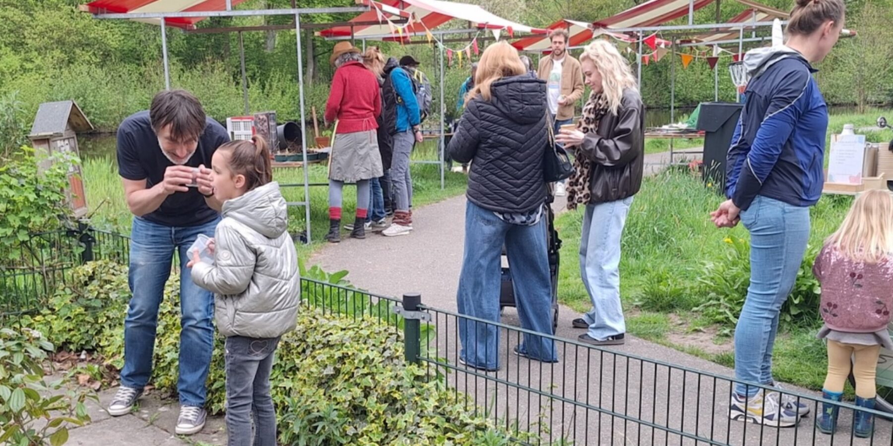 Mensen bezoeken de markt van het Groene Lente Festival bij het Milieu Educatief Centrum in Leiderdorp.