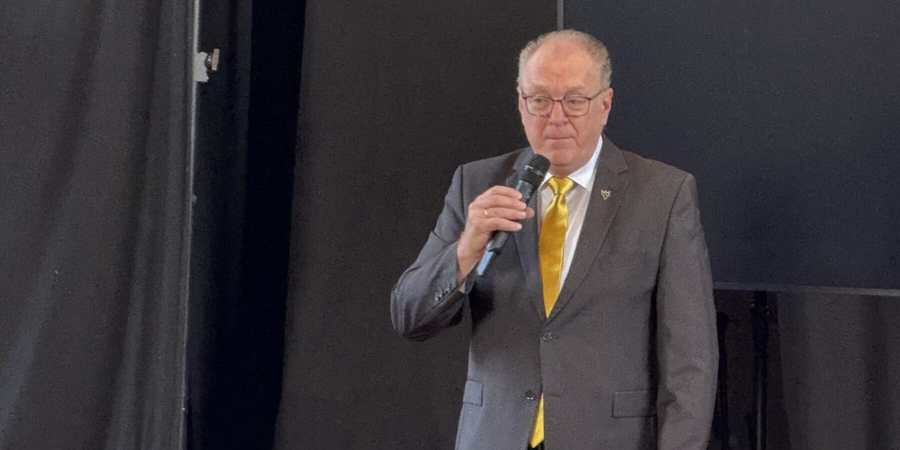 Hans van der Elst treedt per direct af