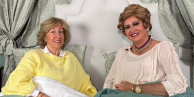 Laila Driessen en Christine Carrington in bed. Ze poseren voor de foto.