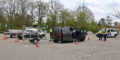Politiecontrole bij voertuigen in Leiden tijdens verkeerscontrole