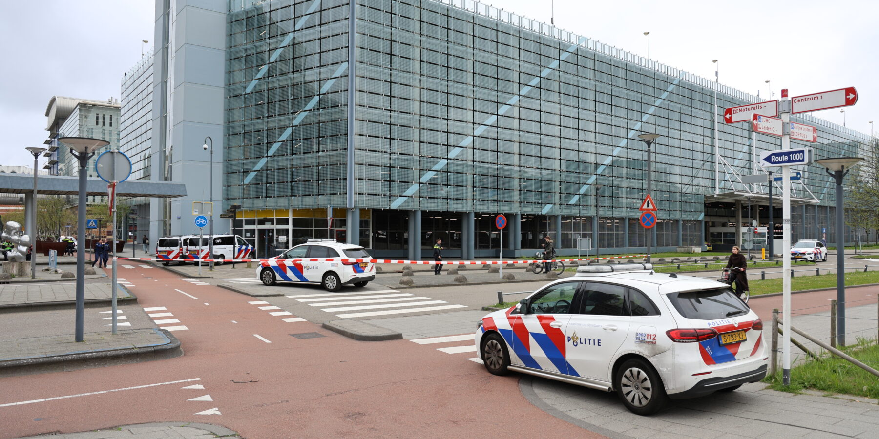 Politie en hulpdiensten bij parkeergarage van het LUMC in Leiden