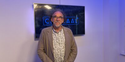 Jaap de Jong in de studio van Centraal+ tijdens VrijMiBo over Licht van Geluid ARS Leiden