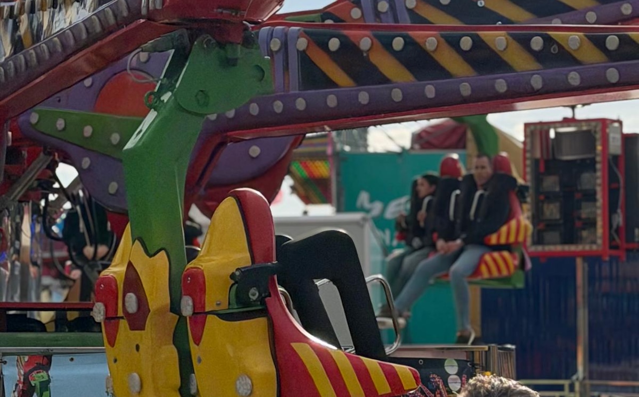 Twee mensen in een ronddraaiende kermisattractie. Foto ter illustratie voor weekmarkt in Oegstgeest die verplaatst is.