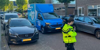 Een bezorgbus in de Boekenburg in Leiderdorp. Een kind werd aangereden.