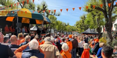 De muziektent in de Voorstraat in Voorschoten. Voorschoten viert Koningsdag.
