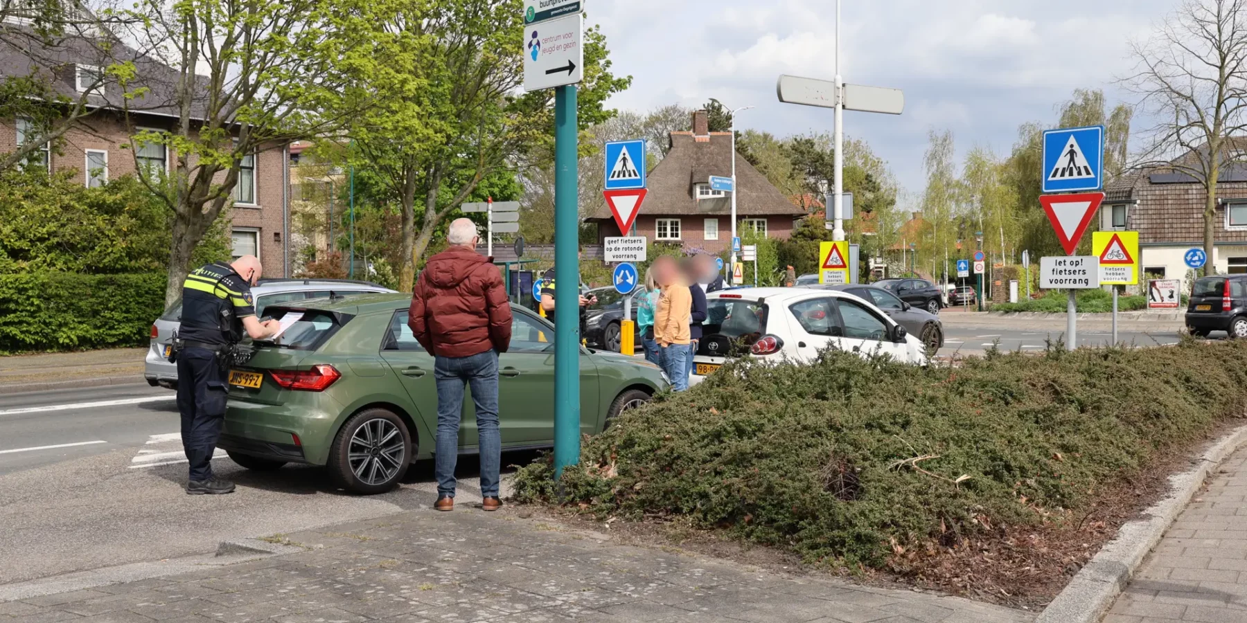 Twee auto's die net een kop-staartbotsing hebben gehad.