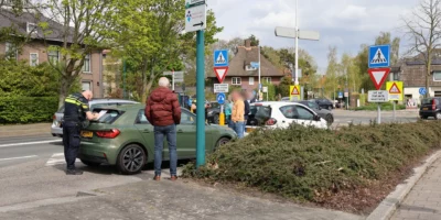 Twee auto's die net een kop-staartbotsing hebben gehad.