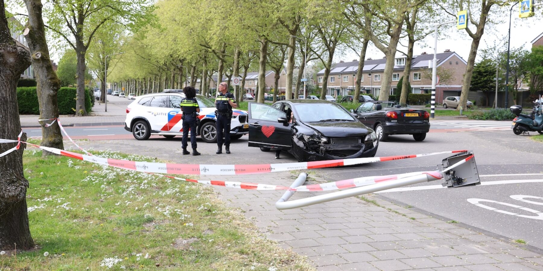 Een omvergereden lantaarnpaal aan de Groeneveltstraat in Wassenaar.