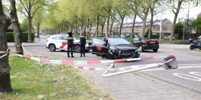 Een omvergereden lantaarnpaal aan de Groeneveltstraat in Wassenaar.
