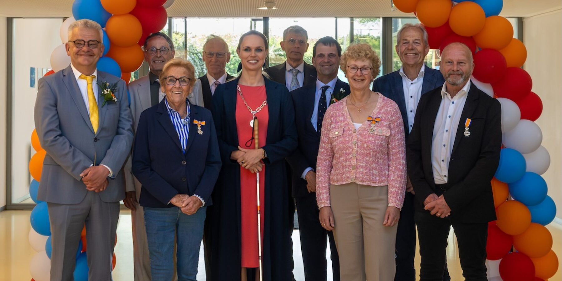 De decorandi in Leiderdorp tijdens de lintjesregen. Ook het college staat erbij.
