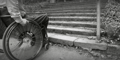 Mantelzorgcafé staat donderdag in het teken van palliatieve zorg Persoonin Rolstoel voor een trap (Foto: Mantelzorgcafe)