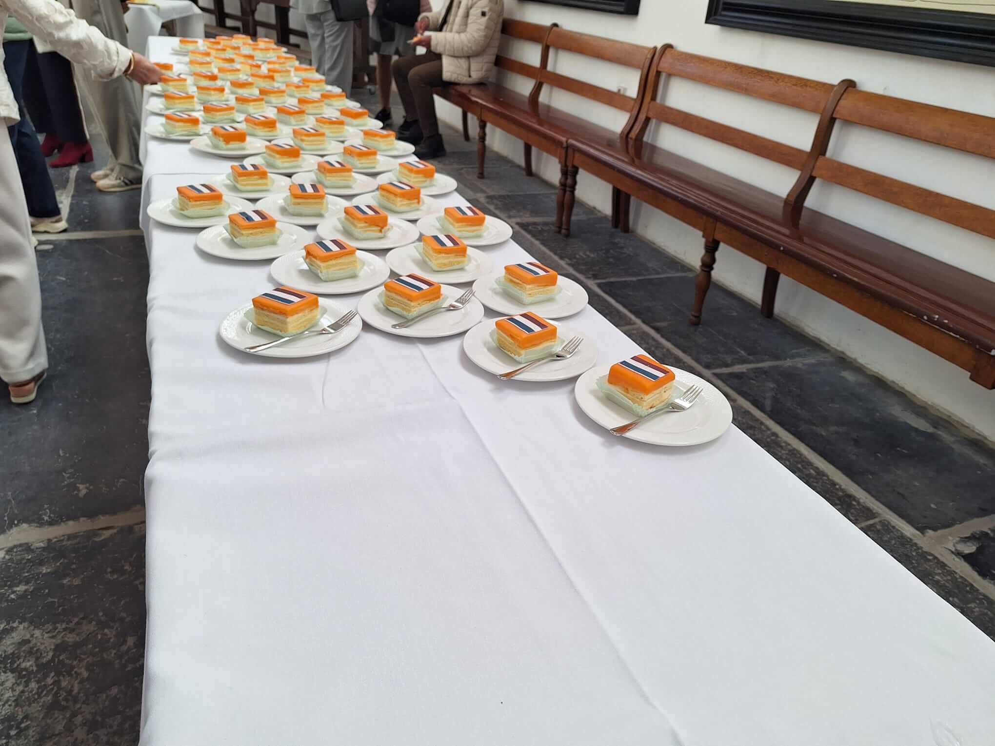 Oranje tompoezen bij de lintjesregen.