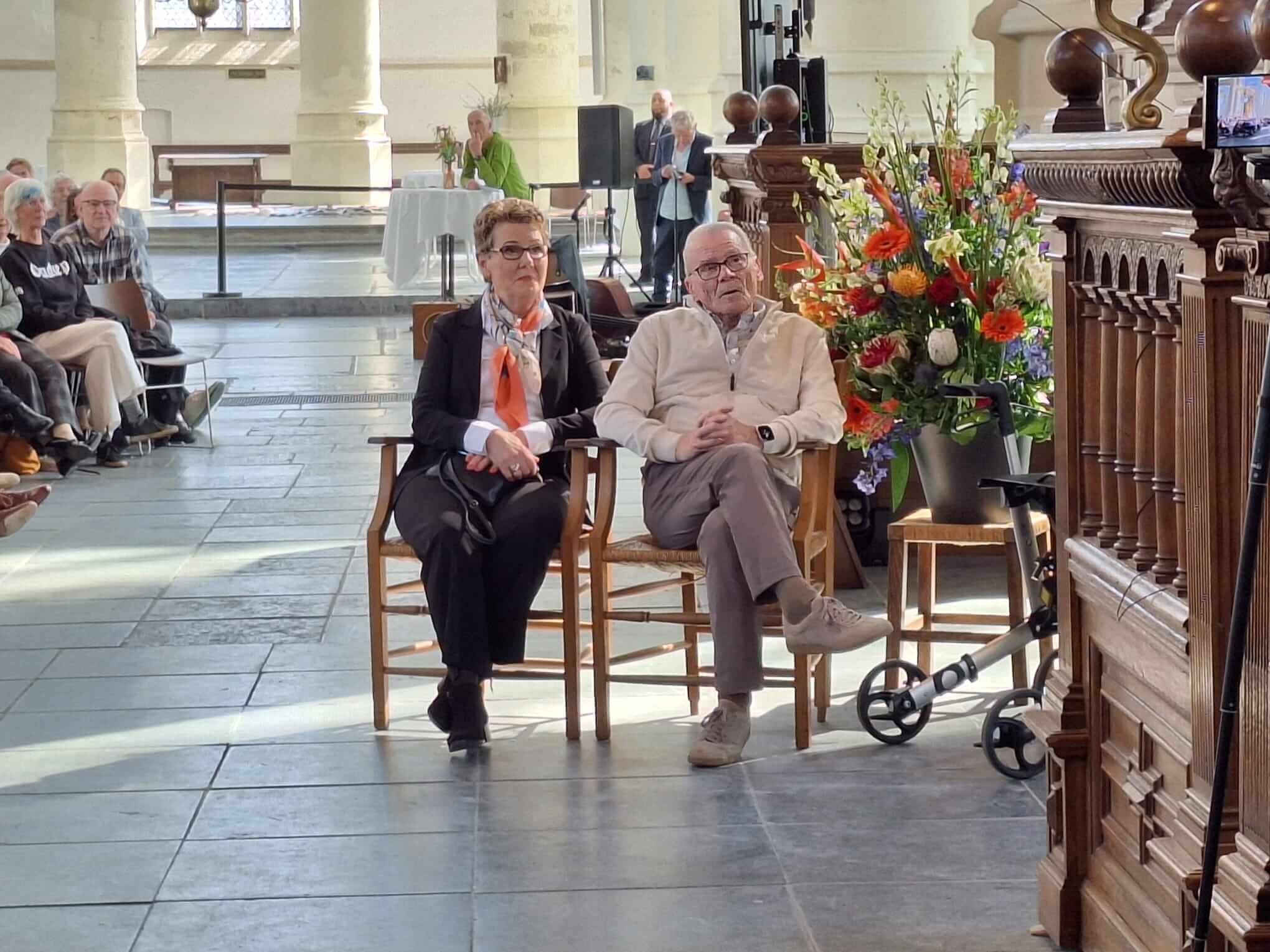 John Erades krijgt een toespraak van de burgemeester.