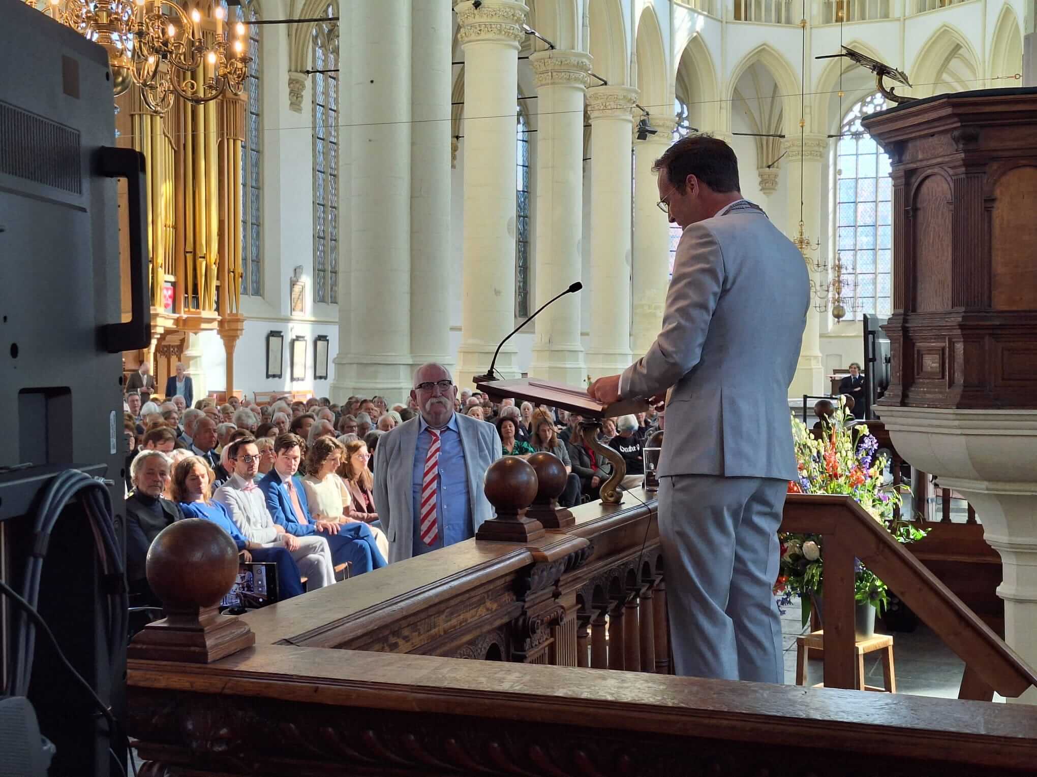 Aart Beij krijgt een korte toespraak.