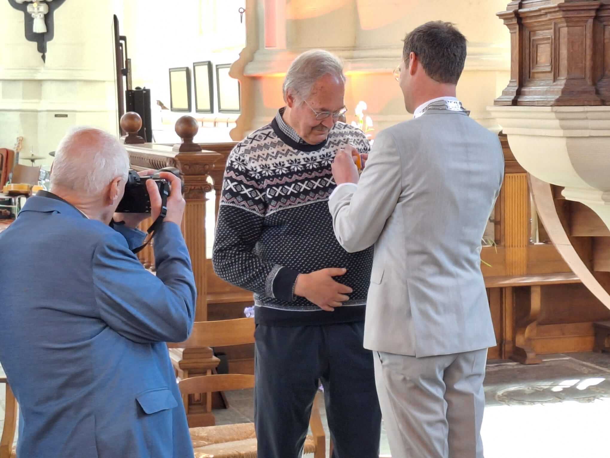 Piet de Baar krijgt zijn lintje opgespeld.