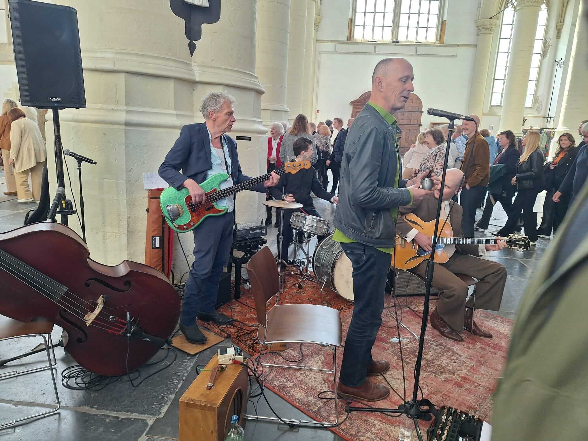 Een bandje maakte muziek na de lintjesregen.