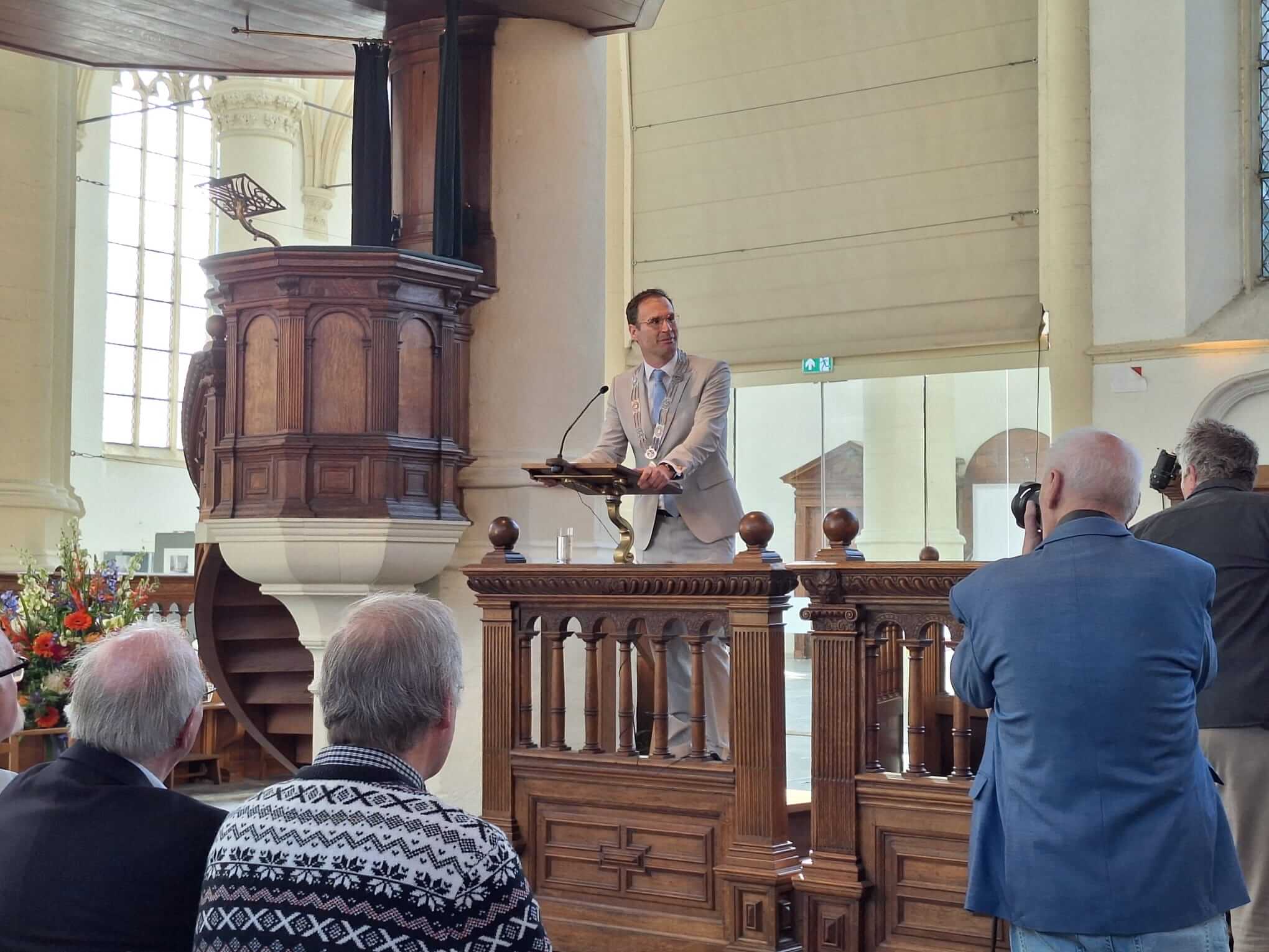 De burgemeester geeft een openingstoespraak.