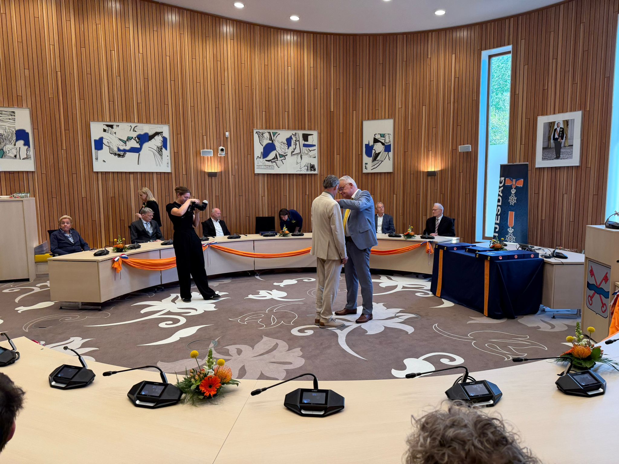 Wethouder Daan Binnedijk spelde de onderscheidingen op