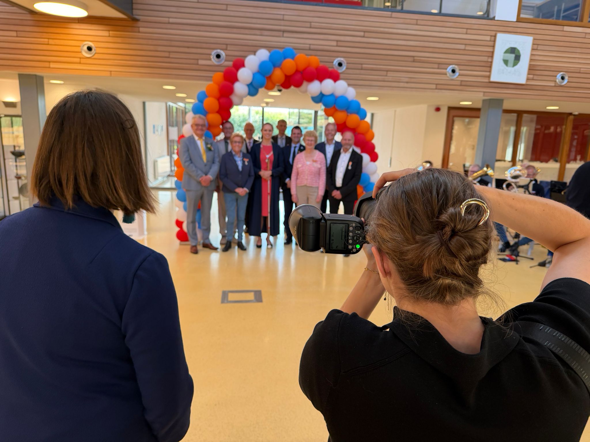 Een groepsfoto in het atrium