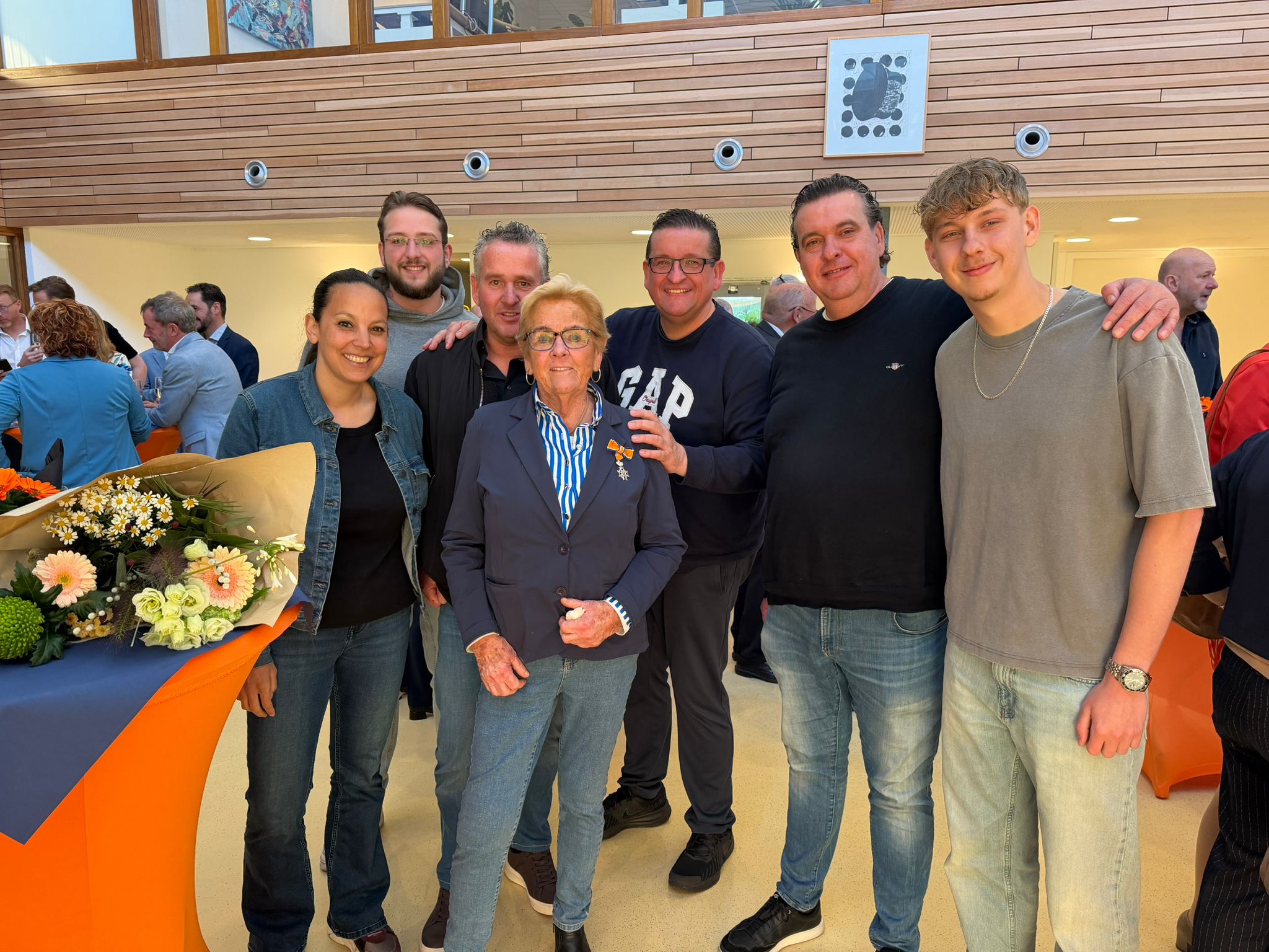 Gedecoreerde Joke Stadt en haar gezing