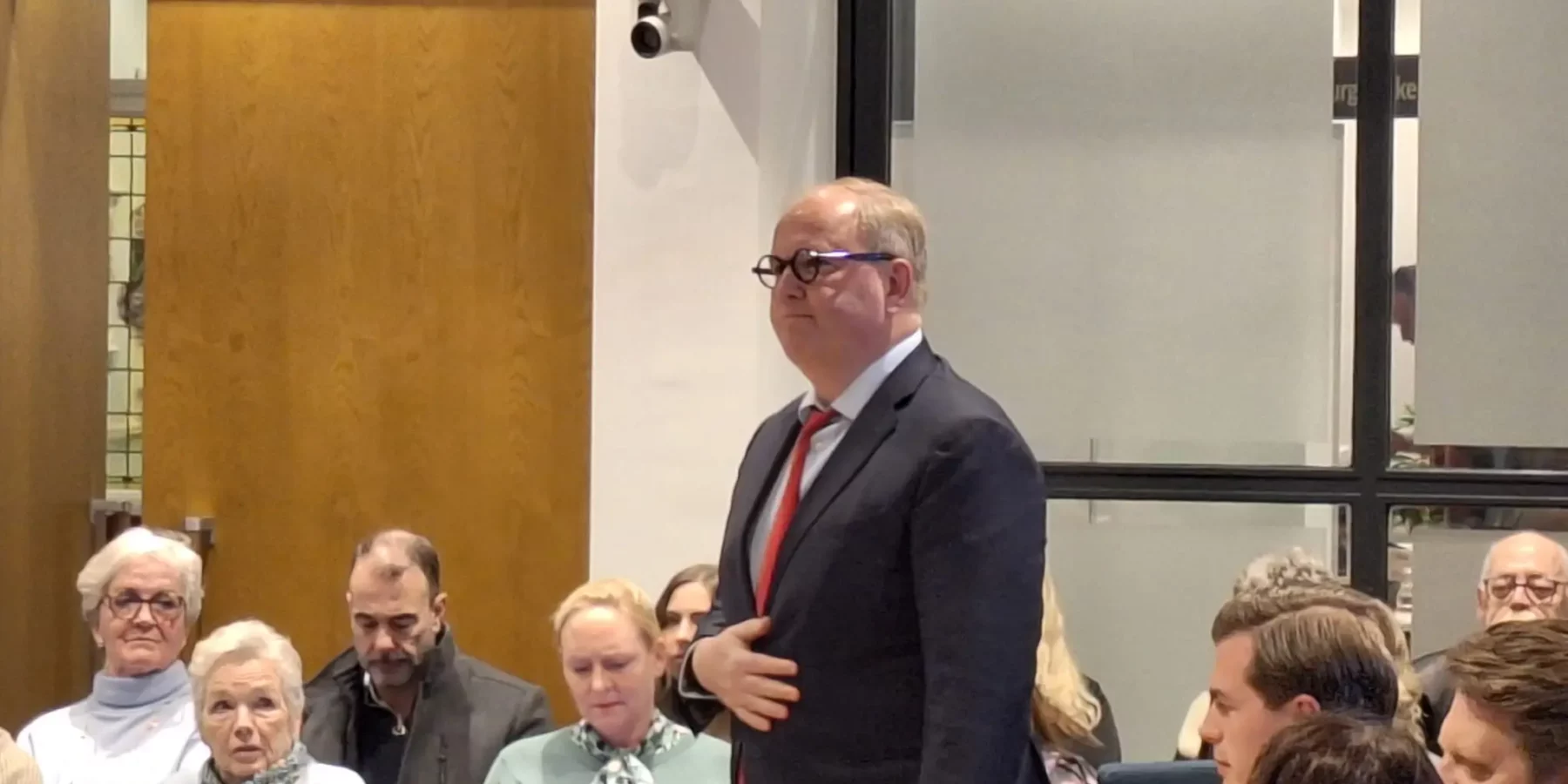 Fractievoorzitter van Belang van Oegstgeest Marcus Rolloos staat in de raadszaal van Oegstgeest