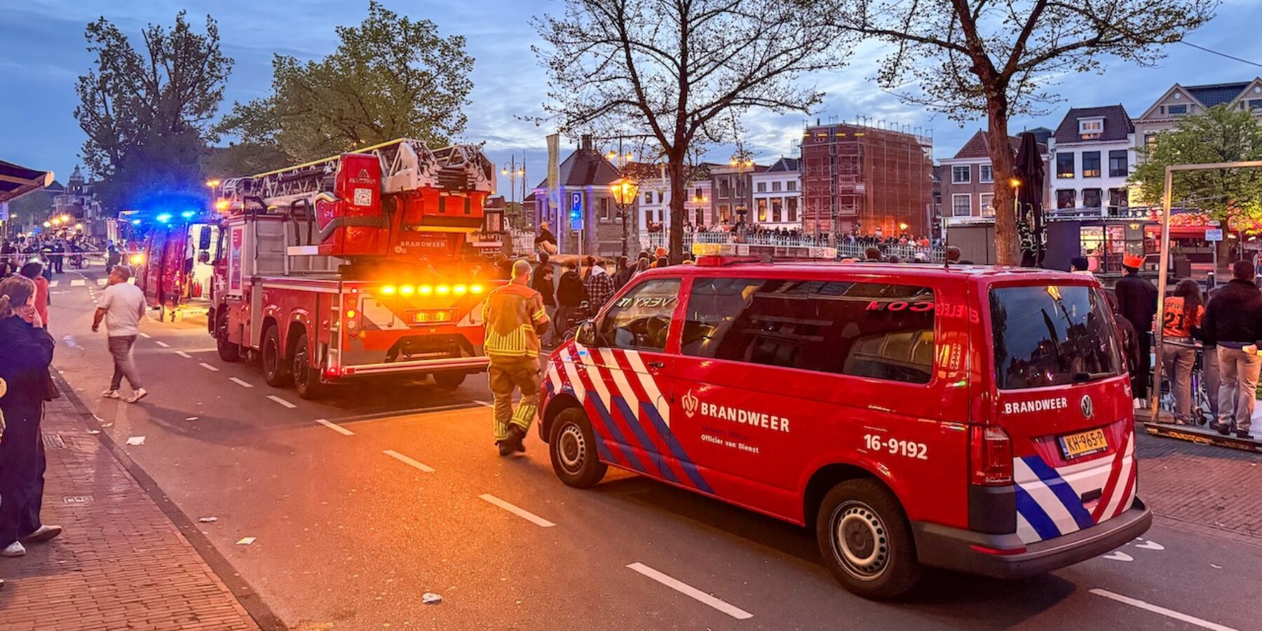Hulpdiensten en duikers bij het water tussen de Turfmarkt en Beestenmarkt in Leiden. Ze zoeken een mogelijk persoon in het water. Koningsdag Leiden centrum.