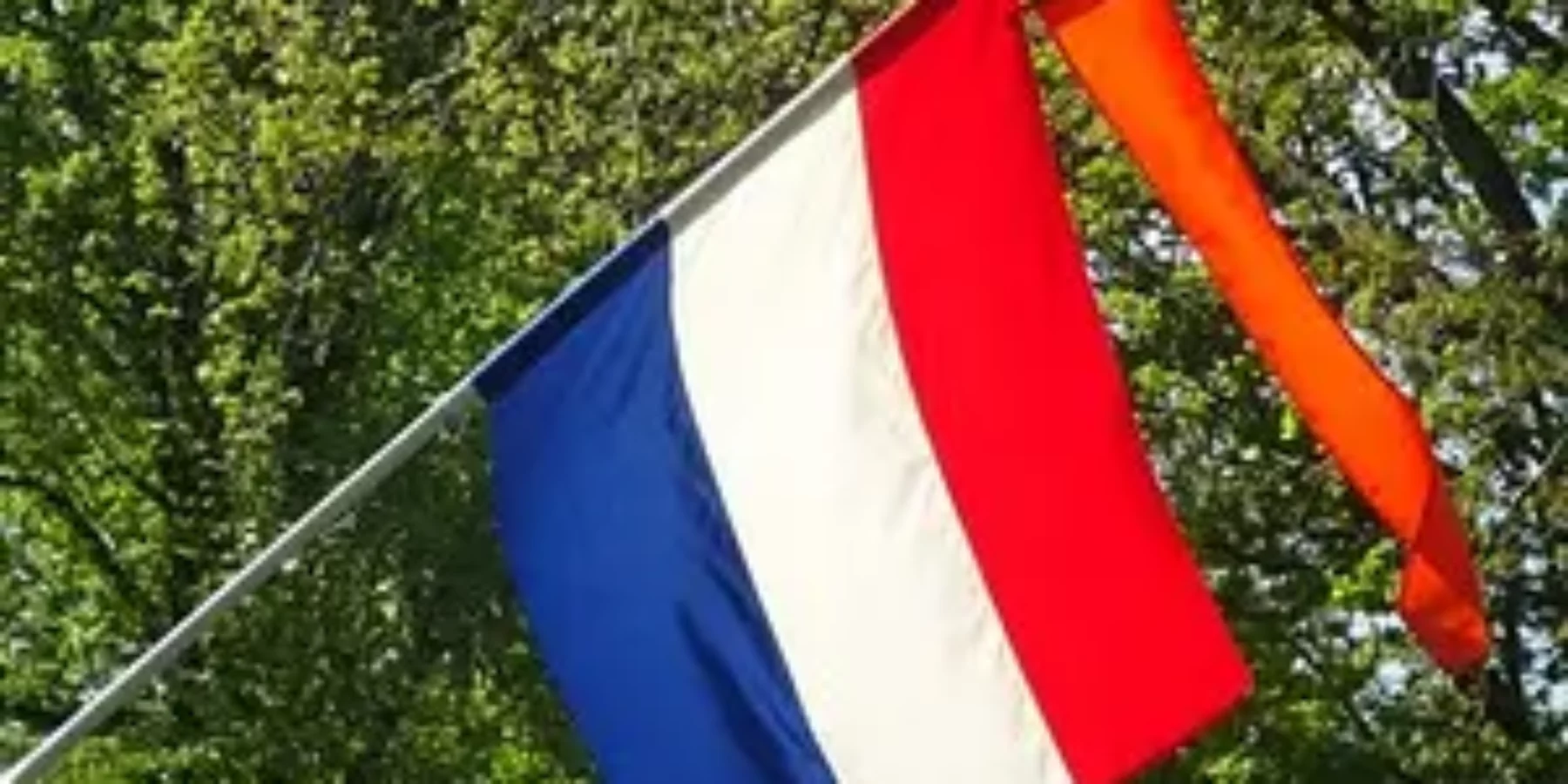 Een Nederlandse vlag met wimpel ter illustratie voor Wassenaar die Koningsdag viert