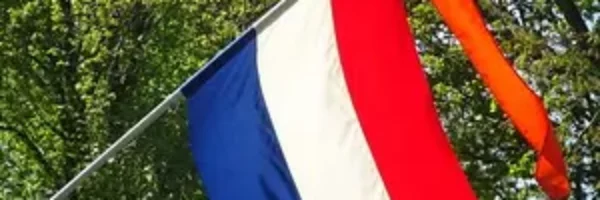 Een Nederlandse vlag met wimpel ter illustratie voor Wassenaar die Koningsdag viert