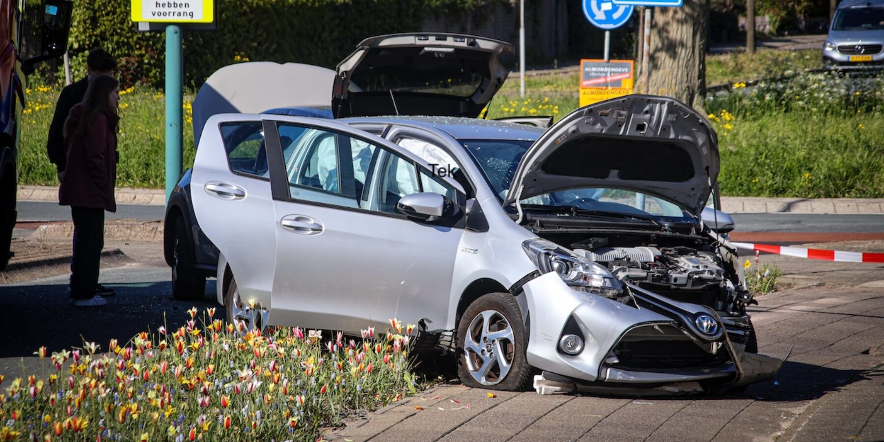 De auto raakte zwaar beschadigd en kwam tot stilstand aan de Haaswijklaan in Oegstgeest.