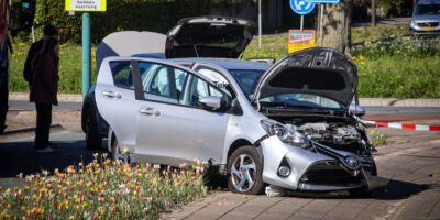 De auto raakte zwaar beschadigd en kwam tot stilstand aan de Haaswijklaan in Oegstgeest.