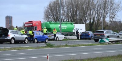 Er was vrijdagochtend een aanrijding tussen meerdere voertuigen op de hoofdrijbaan van de A4 bij Leiden. De hulpdiensten waren aanwezig.