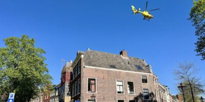 Een traumahelikopter boven de Garenmarkt in Leiden nadat fietser tegen bouwhek rijdt.