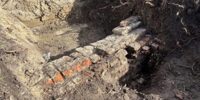 Opgegraven stadsmuur verdwijnt weer onder de grond