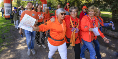Groep deelnemers aan de oranjewandeling van de oranjevereniging in Leiden.
