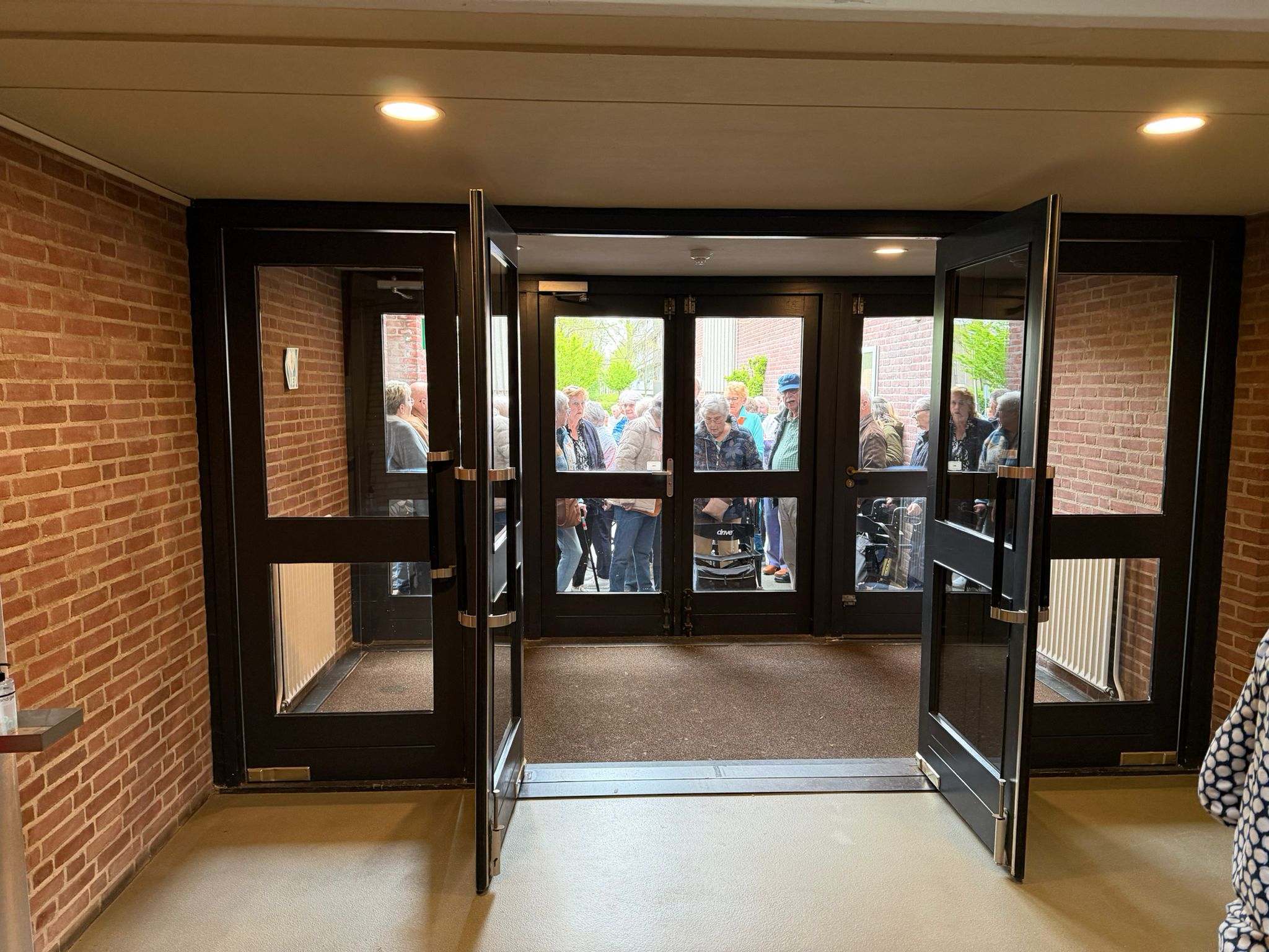 De senioren staan te wachten voor de kerk