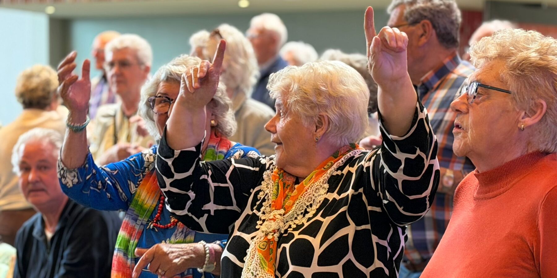 Senioren feesten tijdens de Ouderensoos in de Scheppingskerk in Leiderdorp.