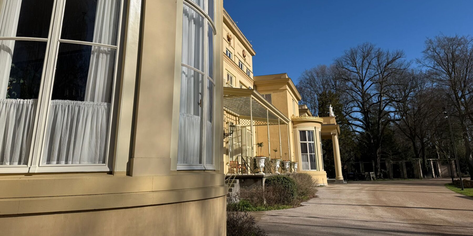 Raadhuis de Paauw aan de Raadhuislaan in Wassenaar.