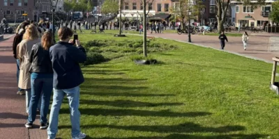 Een lange rij van mensen die een kaartje willen kopen bij Petit Restaurant De Valk voor de Singelloop.