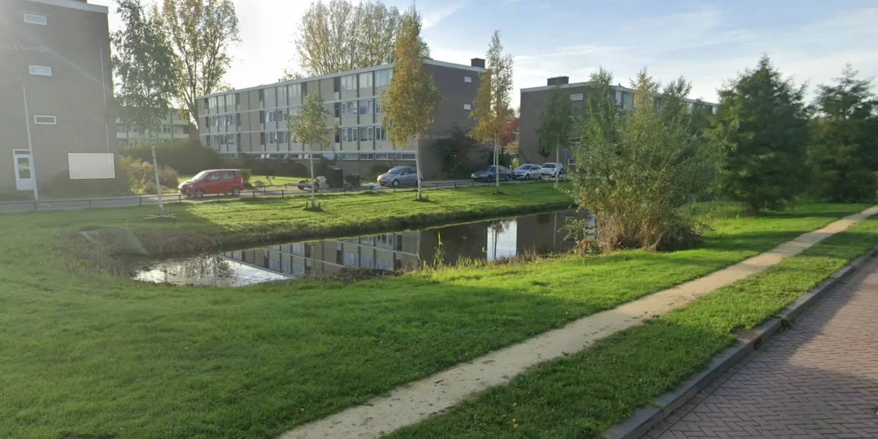 Aan het Albert Sweitzerplantsoen in Voorschoten is rioolwater in de sloot terechtgekomen door een stroomstoring. Er wordt gewerkt aan het herstel.