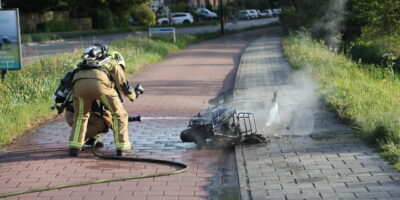 Scooter vliegt tijdens het rijden in brand