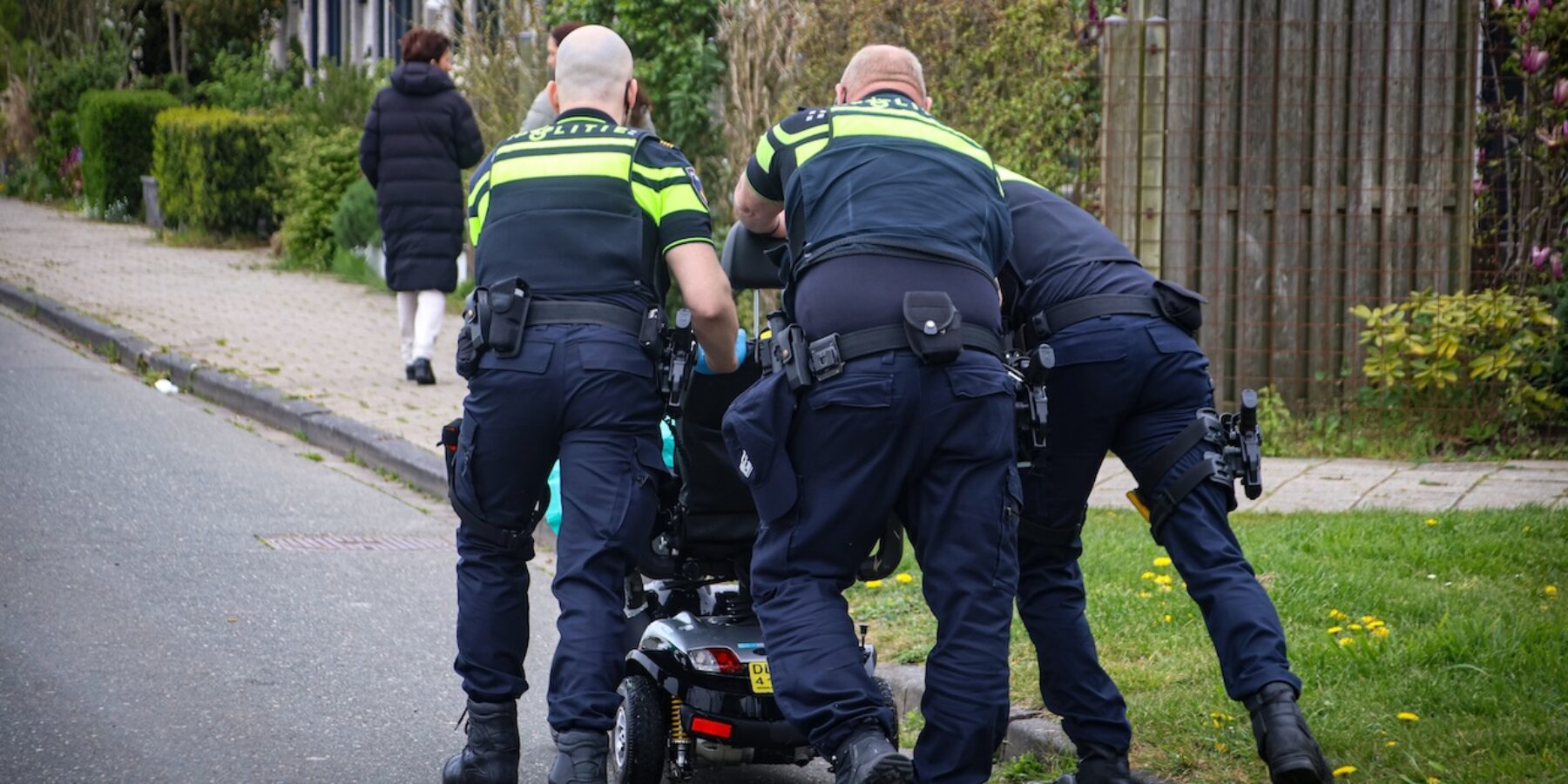 Scootmobiel-uit-het-water-gehaald-Ronnie-Biermanpad-Leiden