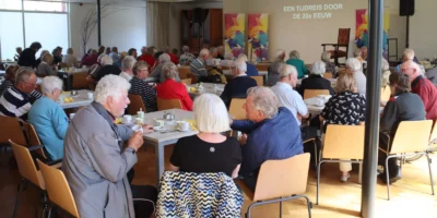 Senioren bij elkaar in een zaal voor een gezellig samenzijn in Voorschoten