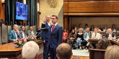 Seppe Bakker legt de eed af in de raadszaal in Leiden