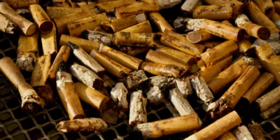 Een verzameling sigarettenfilters op een rooster